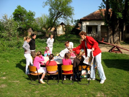 A kellemes tavaszi időben kiköltöztünk az udvarra